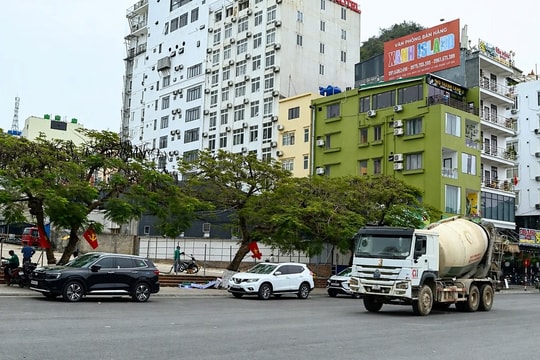 Cát Hải tạm dừng thi công nhiều tuyến đường ở Cát Bà dịp cao điểm du lịch hè