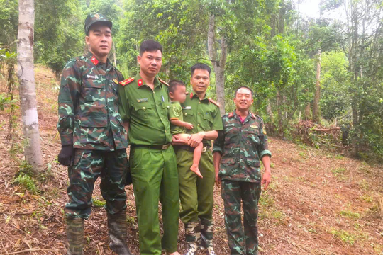 Xuyên đêm tìm kiếm bé trai 3 tuổi bị lạc trong khu vực khe suối