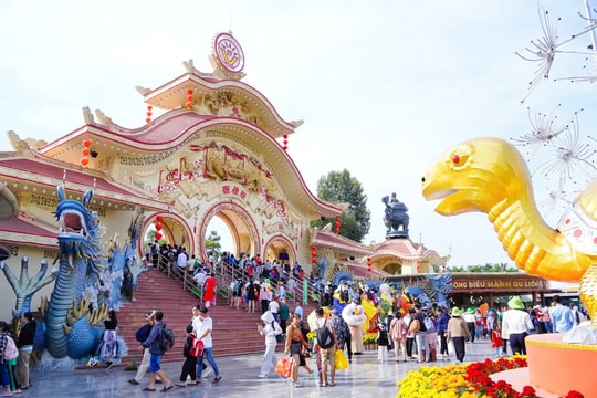 Hơn 10.000 người đổ về Suối Tiên trong ngày Giỗ Tổ Hùng Vương