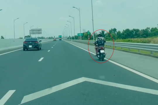 Hai thiếu nữ đi xe máy ngược chiều trên cao tốc, bị phạt 16,5 triệu đồng