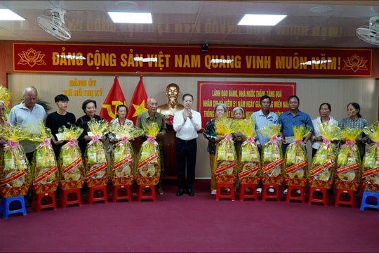 Chánh án Tòa án nhân dân tối cao Nguyễn Văn Quảng tặng quà gia đình chính sách tại tỉnh Cà Mau