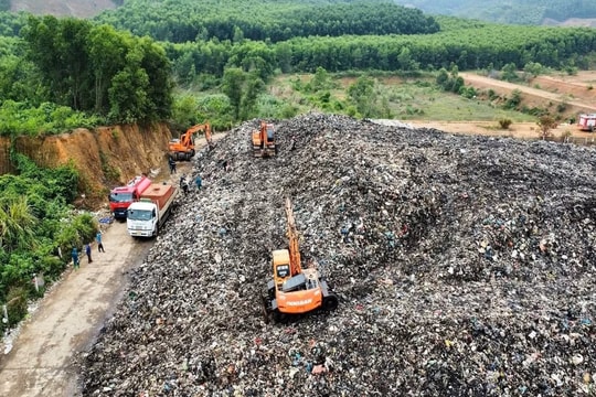 Đóng cửa bãi rác sau vụ cháy kéo dài