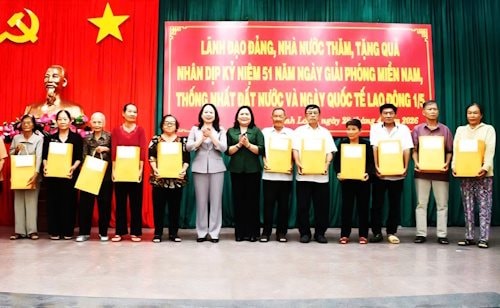Vĩnh Long tặng quà gia đình chính sách, hộ nghèo