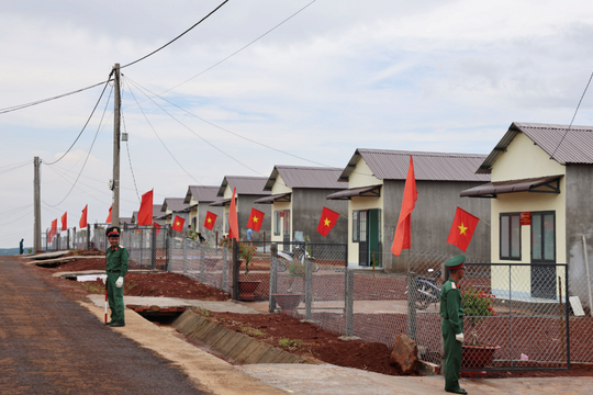 Hoàn thành 60 căn nhà khu dân cư biên giới Quảng Trực