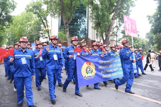 Công nhân lao động diễu hành chào mừng kỷ niệm 140 năm Ngày Quốc tế Lao động