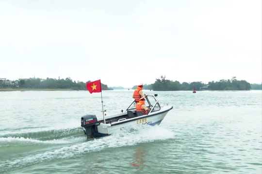 Siết an toàn thuyền rồng trên sông Hương