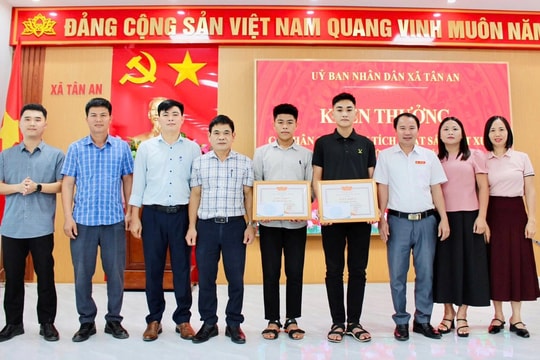 Tuyên dương hai học sinh dũng cảm cứu người đuối nước