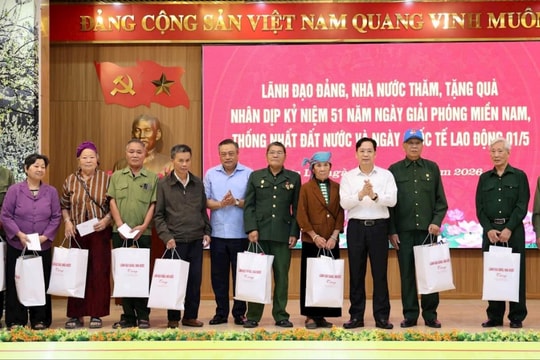 Chủ nhiệm Ủy ban Kiểm tra Trung ương Trần Sỹ Thanh thăm và tặng quà nhân dân tỉnh Sơn La