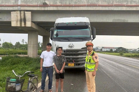 CSGT ứng cứu thiếu niên lạc đường đi xe đạp lên cao tốc