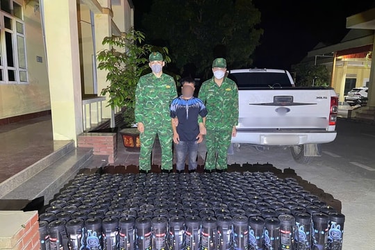 Bắt 2 đối tượng vận chuyển 288 bình khí cười