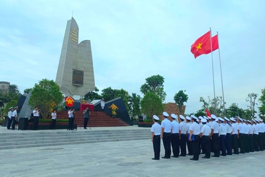 Bộ Tư lệnh Quân khu 3 và Quân chủng Hải quân dâng hương tưởng niệm các Anh hùng liệt sĩ