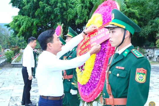Phó Chủ tịch Quốc hội Nguyễn Doãn Anh dâng hương tại Nghĩa trang Quốc tế Đồng Tâm