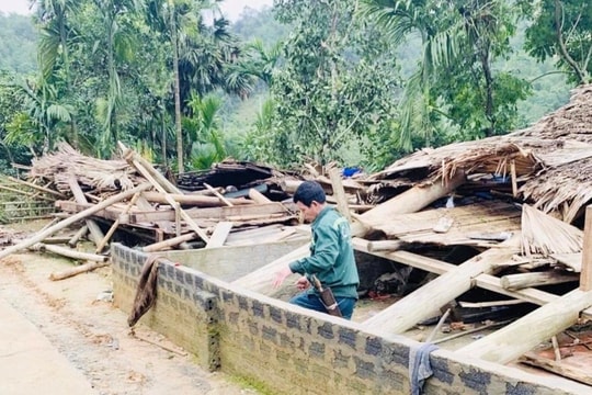 Dông lốc làm sập nhà khiến một học sinh lớp 7 tử vong
