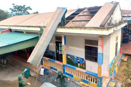 Mưa dông, lốc xoáy làm tốc mái nhiều nhà dân