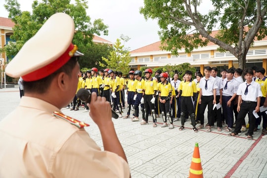 Học sinh hào hứng sát hạch lái xe ngay tại trường
