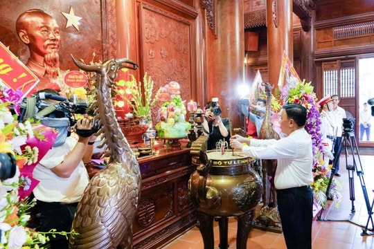 Thường trực Ban Bí thư Trần Cẩm Tú dâng hương tại Khu Di tích Quốc gia đặc biệt Kim Liên