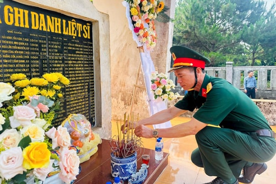 Trung đoàn 726 tri ân người có công nhân dịp 30/4