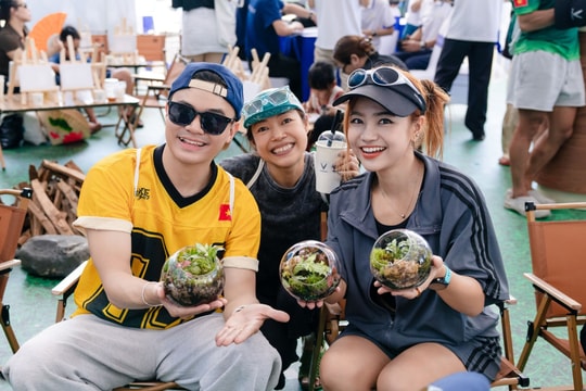 Người dân TP.HCM “đổ bộ” Cần Giờ trải nghiệm xe điện VinFast
