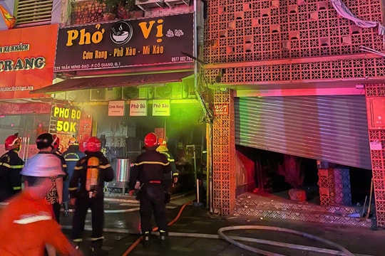 Giải cứu 4 người khỏi đám cháy trong đêm