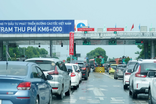 Gần 186.000 lượt xe qua cao tốc Bắc - Nam dịp 30/4: Hệ thống thu phí không dừng vận hành ra sao?