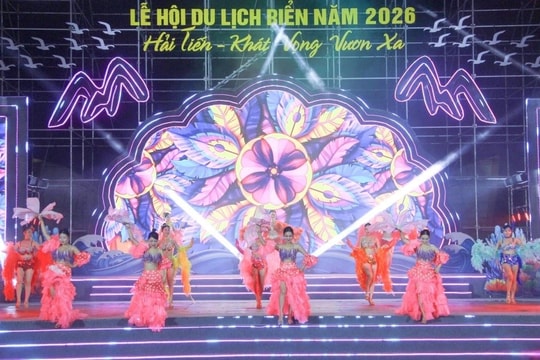 Biển người đổ về Hải Tiến trong đêm khai hội du lịch 2026