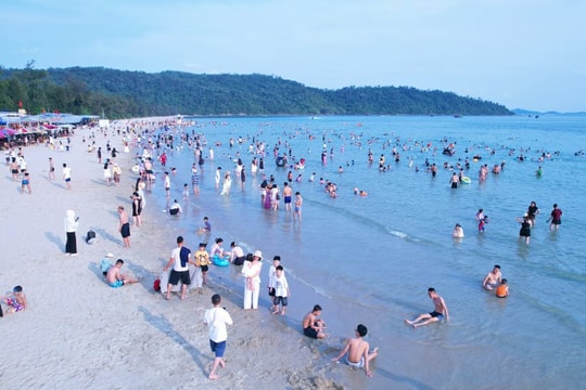 Cận cảnh biển đảo hút khách, bãi tắm đông nghịt ở Quảng Ninh