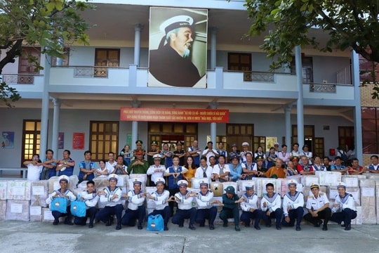 Trao tặng hơn 11 tỷ đồng trong hải trình ý nghĩa đến Trường Sa