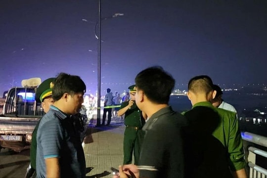 Người đàn ông nhảy cầu vượt cửa biển Thuận An mất tích