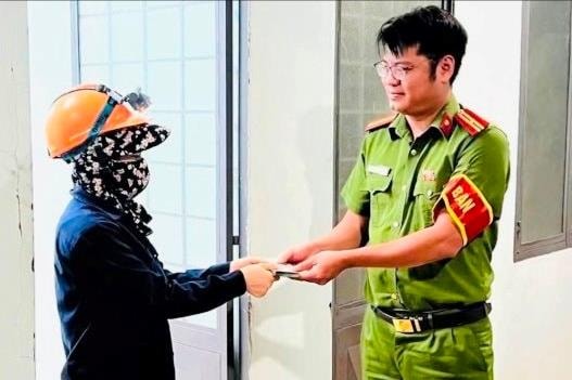 Nữ công nhân môi trường nhặt 37,5 triệu đồng, giao công an tìm người đánh rơi