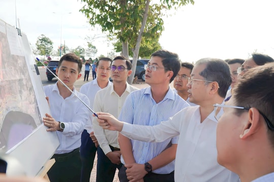 Đồng chí Nguyễn Văn Quảng khảo sát thực địa các dự án ven biển Lâm Đồng