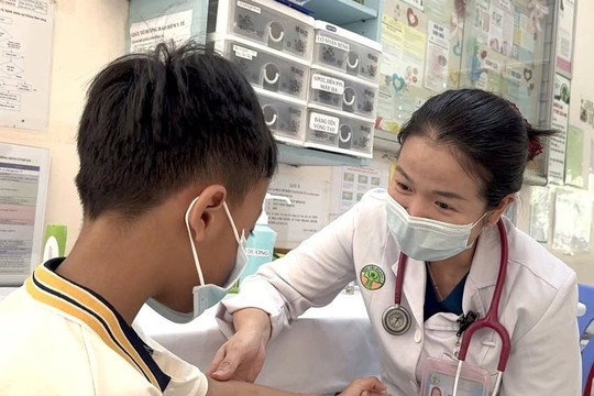 Cứu sống bé 7 tuổi mắc não mô cầu nhóm B