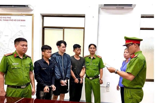Bắt khẩn cấp 3 đối tượng dùng mũ bảo hiểm tấn công nam thanh niên