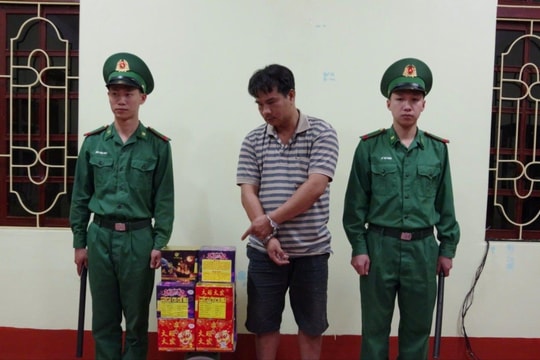 Bắt giữ đối tượng vận chuyển pháo nổ trái phép