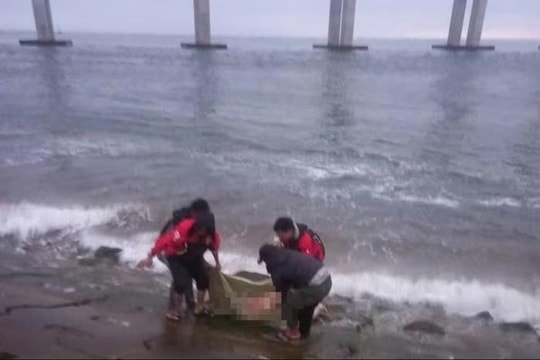 Tìm thấy thi thể người đàn ông nhảy cầu vượt cửa biển Thuận An