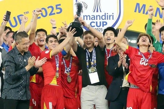 Tặng Bằng khen của Thủ tướng cho 4 HLV U22 Việt Nam sau HCV SEA Games 33
