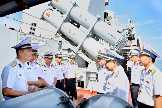 Giữ vững truyền thống anh hùng, xây dựng Hải quân chính quy, hiện đại, hoàn thành xuất sắc nhiệm vụ