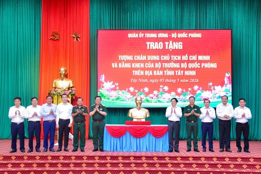 Trao tặng tượng chân dung Chủ tịch Hồ Chí Minh cho các cơ quan, đơn vị tại Tây Ninh
