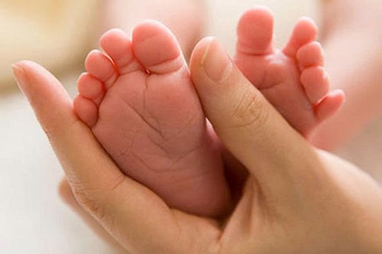 Những đứa trẻ đi qua “phiên chợ” vô hình