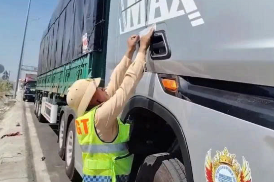 Phạt tài xế và chủ xe đầu kéo chở quá tải trên cao tốc 103 triệu đồng