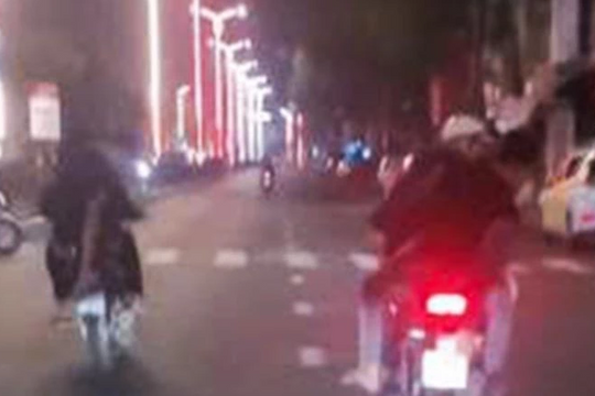 Nhóm thanh niên cầm hung khí, chạy xe máy lạng lách trên phố