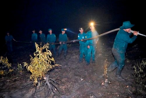 Hàng trăm lực lượng xuyên đêm khống chế đám cháy rừng