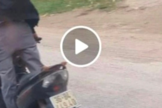 Làm rõ vụ người đàn ông buông 2 tay điều khiển xe máy trên Quốc lộ 1A