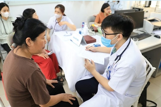 Khám sức khỏe định kỳ hoặc khám sàng lọc miễn phí người dân ít nhất 1 lần trong năm