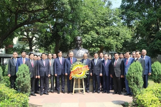 Tổng Bí thư, Chủ tịch nước Tô Lâm đặt vòng hoa tưởng niệm Chủ tịch Hồ Chí Minh tại Ấn Độ