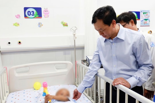 Thứ trưởng Bộ Y tế thăm bé trai 2 tuổi bị bạo hành