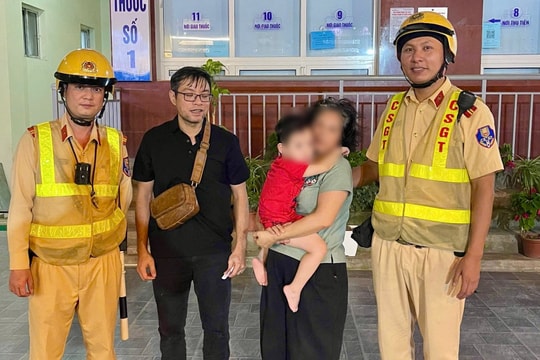 CSGT Hà Nội mở đường cấp cứu bé trai 3 tuổi bị hóc dị vật