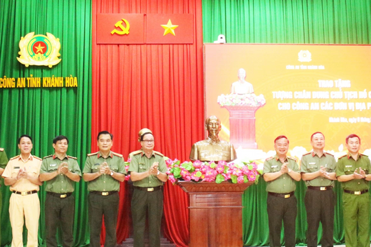 Công an Khánh Hòa tặng 100 tượng Bác Hồ cho các đơn vị, địa phương