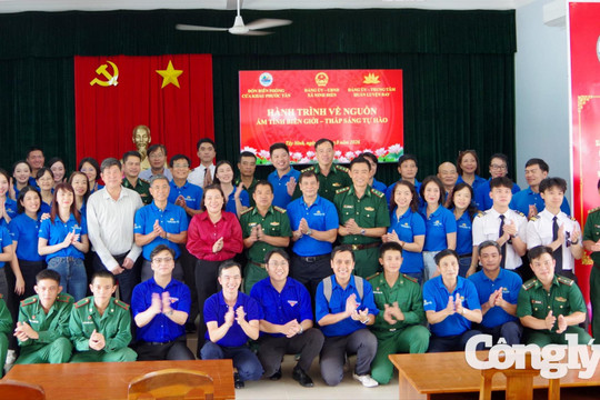 Hành trình về nguồn, ấm tình biên giới, thắp sáng tự hào
