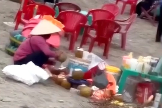 Đình chỉ hộ kinh doanh bán giá cao, gom nước dừa thừa tại bãi biển