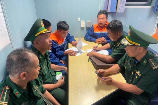 Kịp thời cứu 4 ngư dân gặp nạn, trôi dạt trên biển